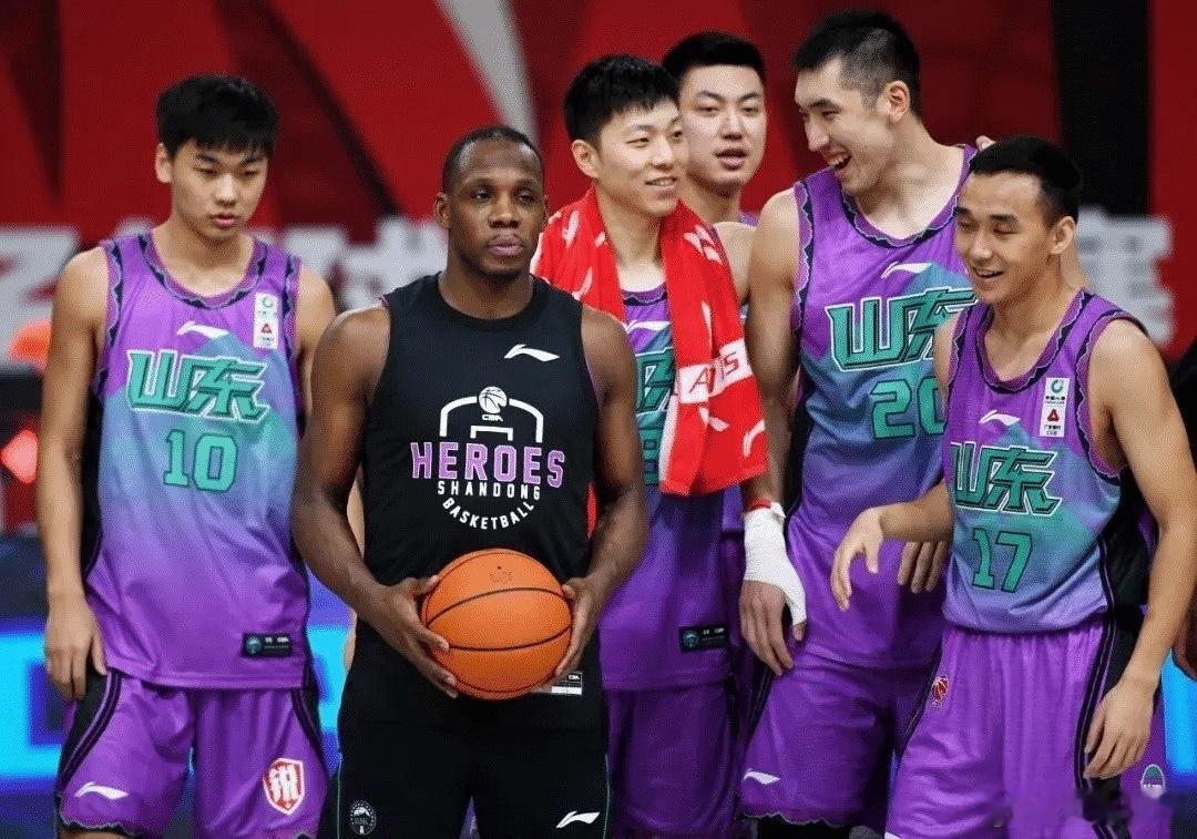 🏀CBA动态｜山东男篮三外援深夜集结，剑指新赛季！✈️ 9月20日午夜，新援班