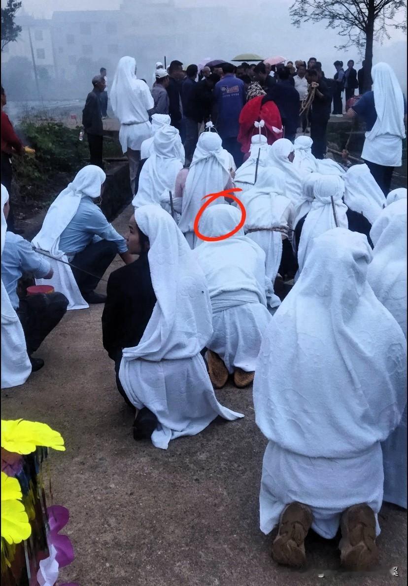 这事儿听完我三观都被刷新了！
59岁老人突然走了，
儿子的操作却让所有亲友吵翻了