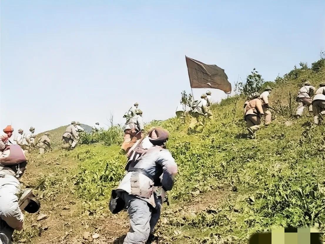 1952年，朝鲜战场，几名志愿军战士们，正在向敌人发起冲锋，这是一张真实的照片，