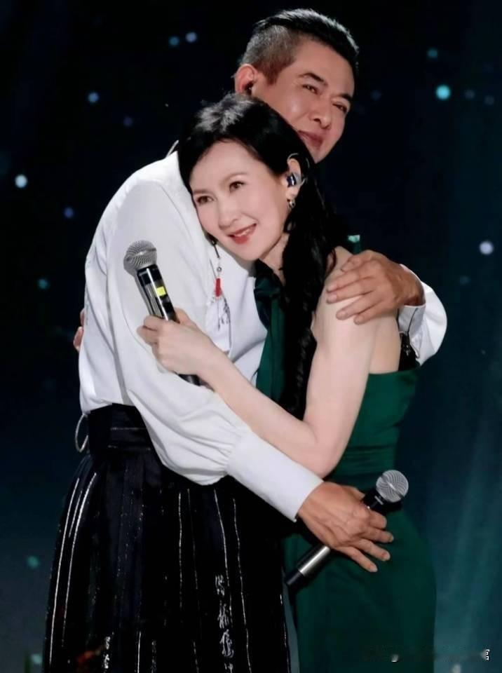 为了安抚观众的意难平，小青和张玉堂特别有心，每次新白剧组重聚，他们都要来个甜蜜的