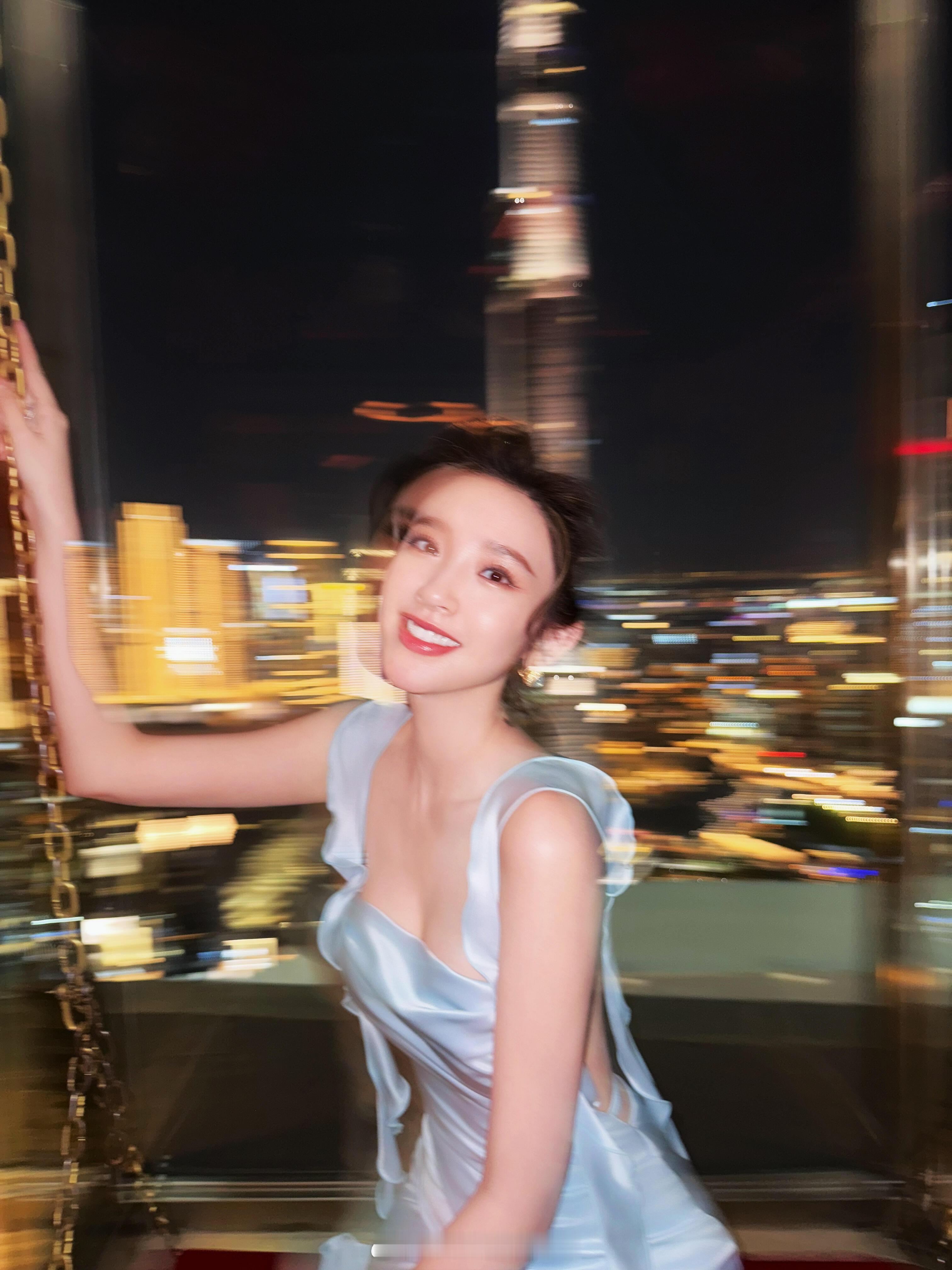 网友偶遇抓拍的张若昀唐艺昕还真不是摆拍，唐艺昕平时的日常生活照跟拍电影似的[哈哈