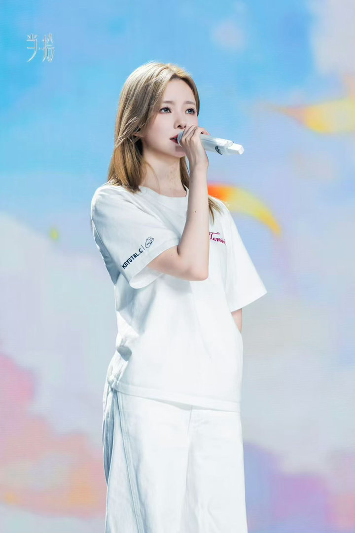 陈卓璇巡回演唱会在杭州开唱陈卓璇杭州演唱会旋律回荡在小莲花场馆之内，动听的歌声治
