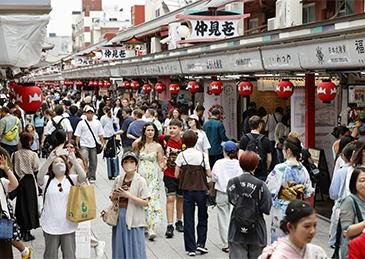 高市早苗终于知道疼了，中国游客"不来了"，日本上半年外国游客跌2%，这账得高市自