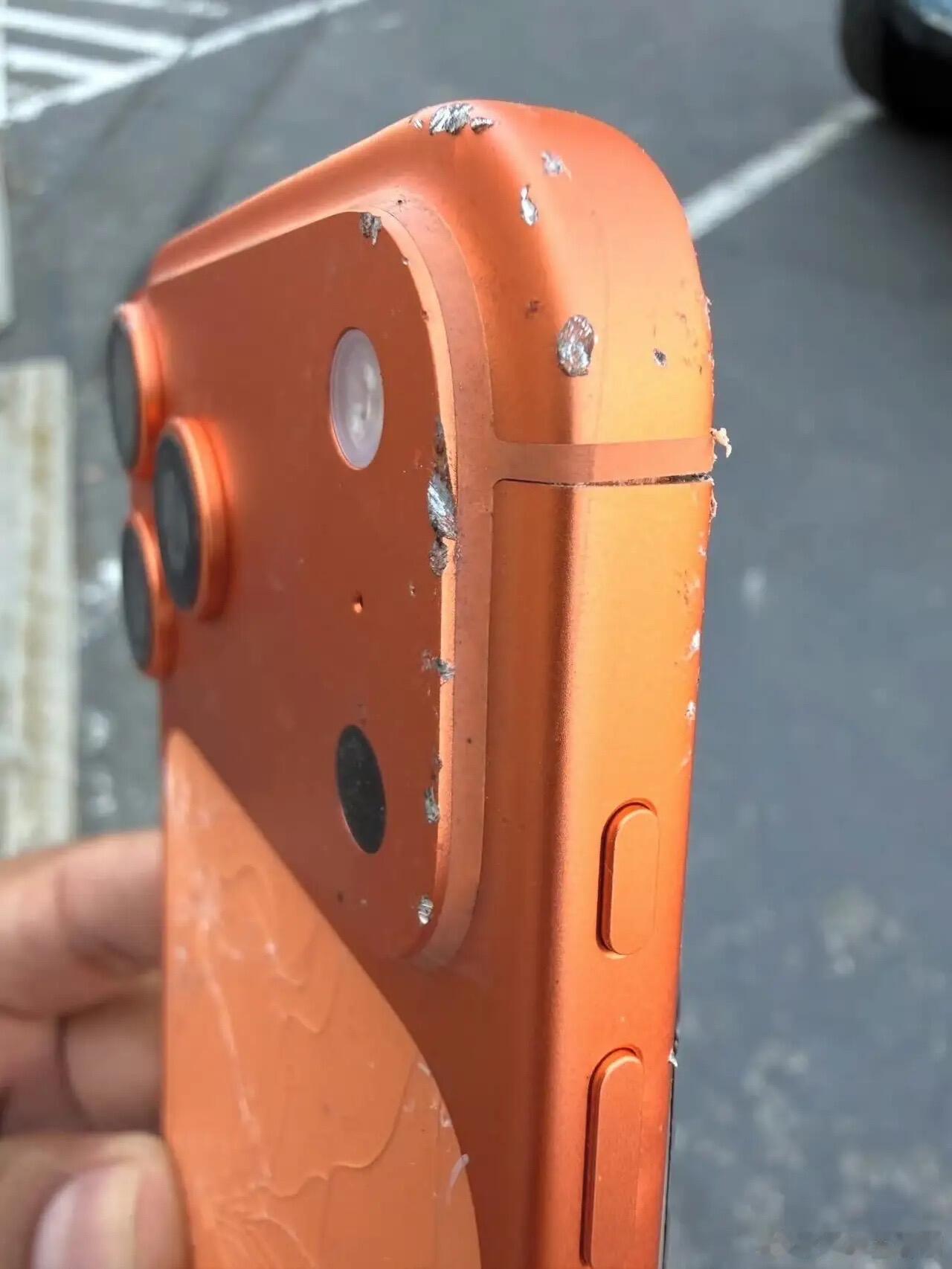 尽管铝合金确实不耐摔，但真不是我说啥，能把iPhone17 Pro用成这样的，也