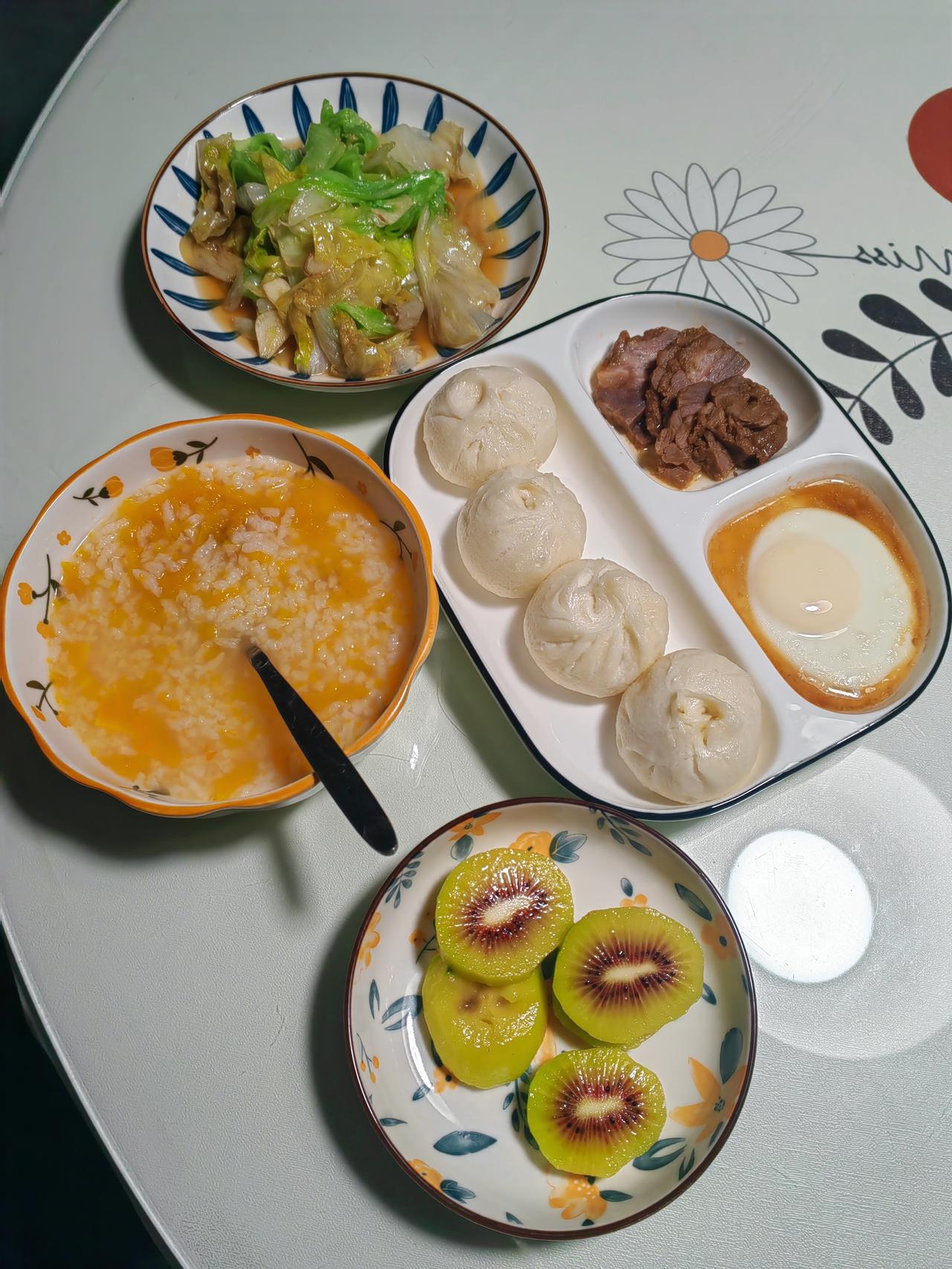 老公昨晚九点多才回家，回家我俩没说上两句话，我就睡着了！

昨天下班，照常我回家