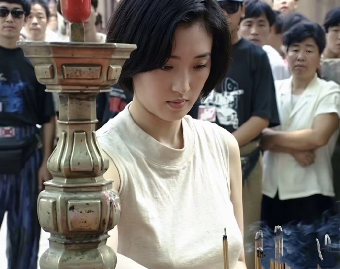 1993年，淄博周村古商城。巩俐参加电影《活着》的开机仪式。