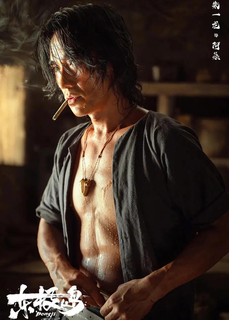 备受观众期待的《东极岛》上映了。
值得一提的是，主演朱一龙形象大改。
以往温润如