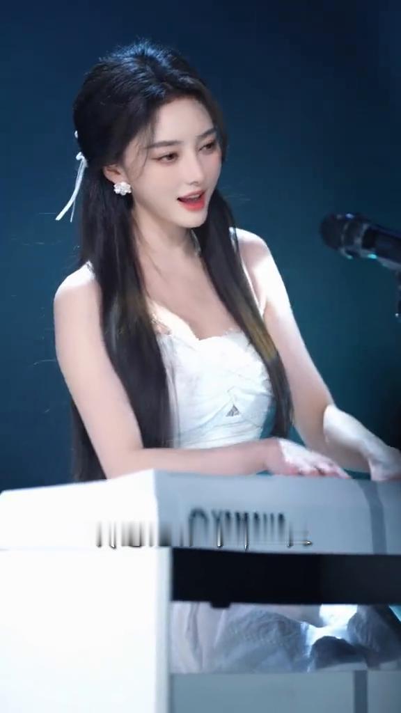 《最美的情缘》。
我遇见你的那一天，世上才有风花雪月。十里香上关花开呀开，开不完