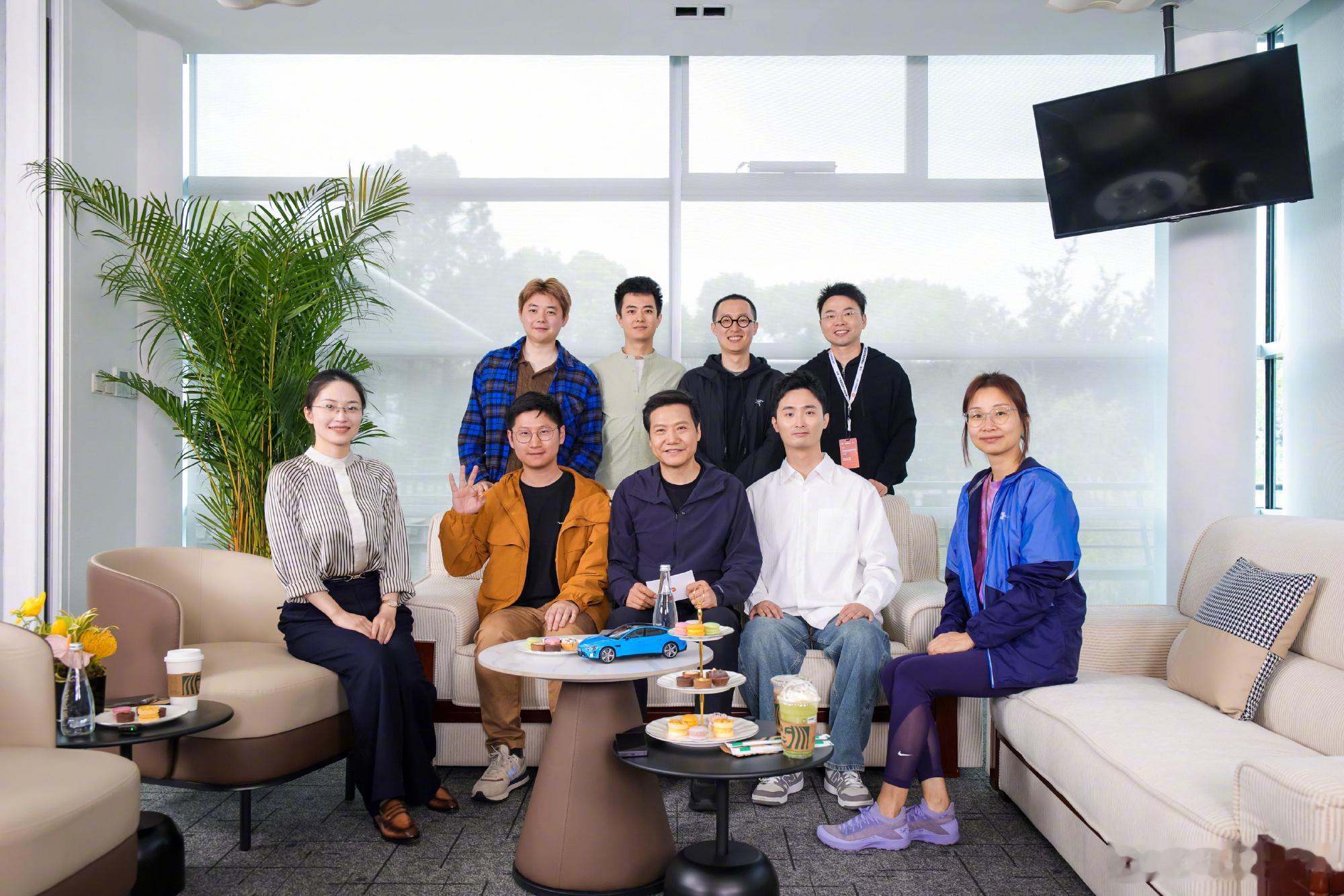 前天雷总刚干完 15 小时 1265 公里的直播测试，这不今儿又跟小米车主在上海