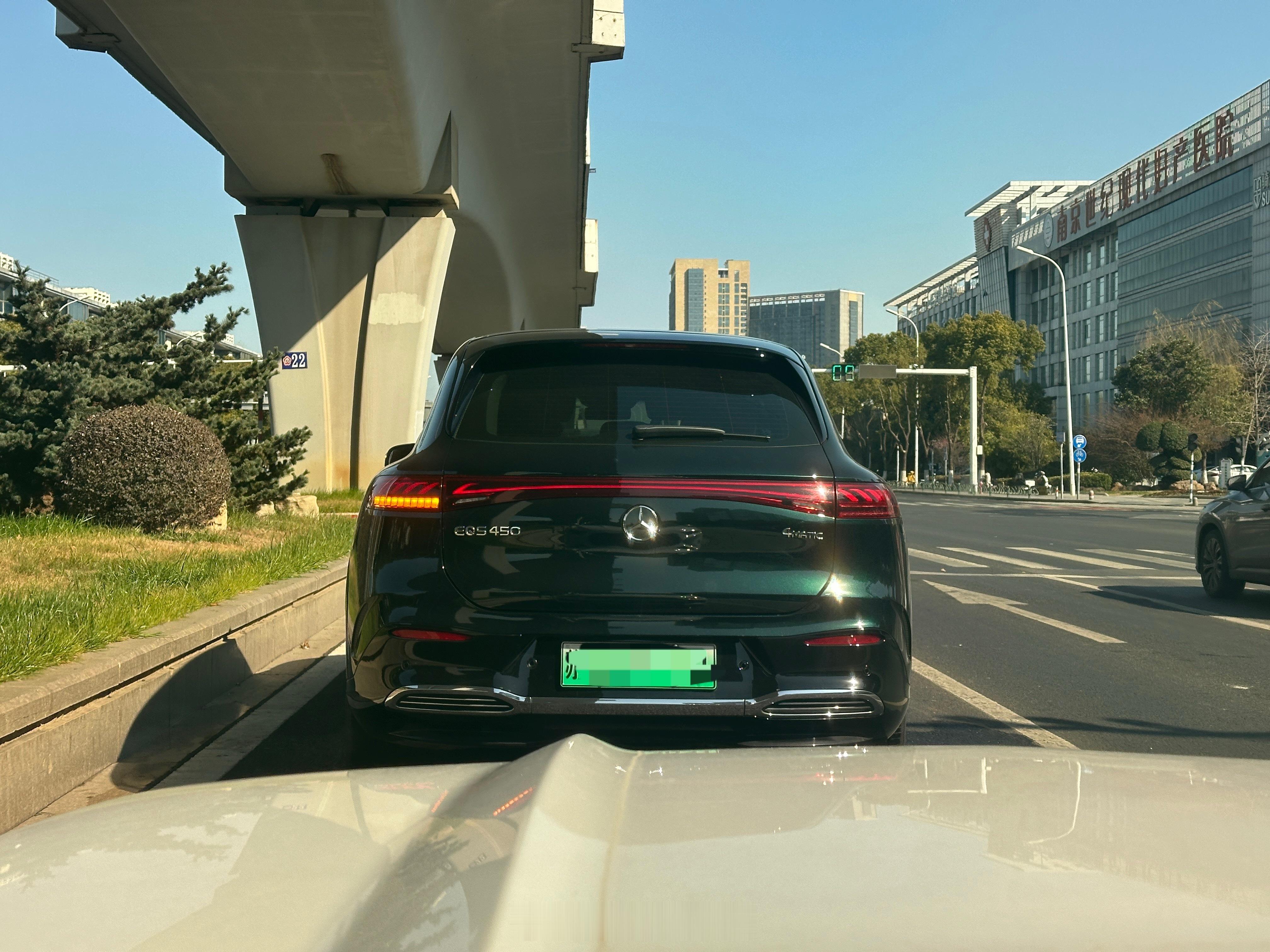 路遇一台EQS 450……这车真少见新能源汽车我与汽车的日常汽车奔驰奔驰eqs