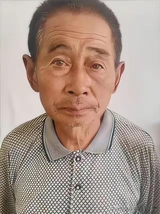 河北承德隆化县75岁的老护林员于国明，5月21日像往常一样揣着窝头赶五十多只羊上