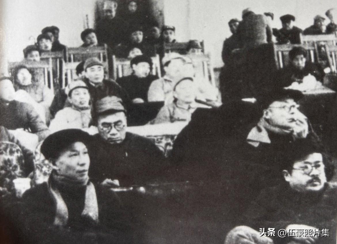1949年3月，中共七届二中全会在西柏坡召开，图中前排右一的任弼时与右二的刘少奇