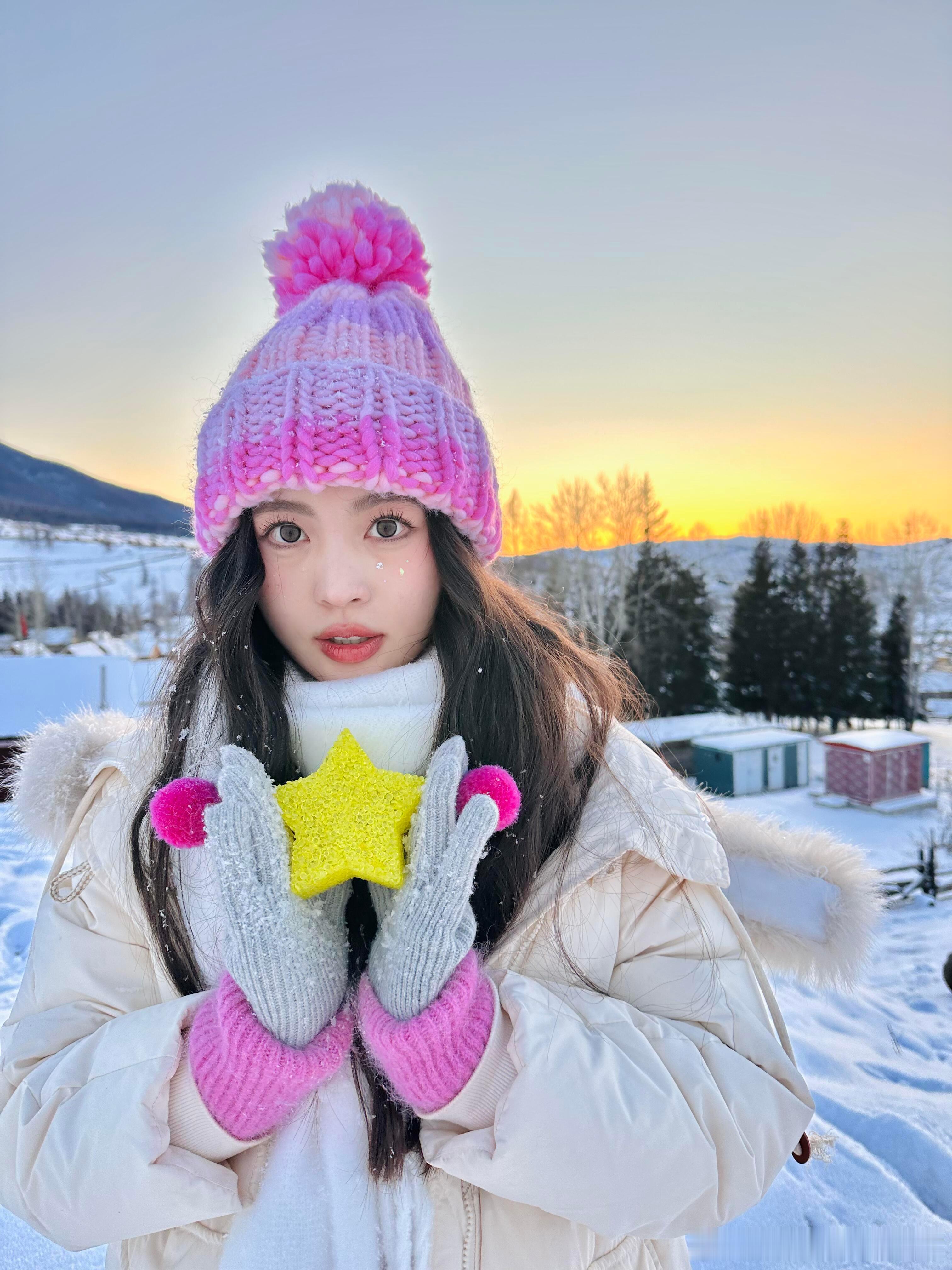 进来看绝美live图⭐️夕阳雪地小木屋！这不是童话世界是什么！！[鼓掌][鼓掌]