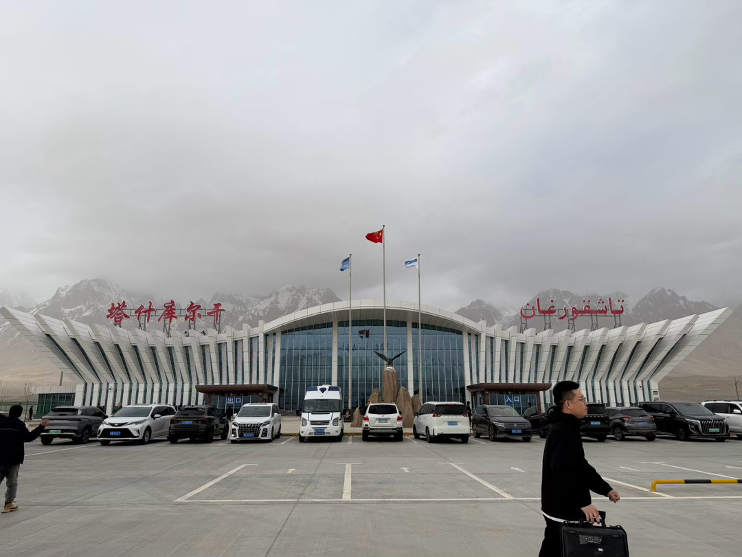 还得是大红旗，带我来祖国边境巡礼就问你红旗国耀接机尊不尊此刻海拔3200红旗金葵