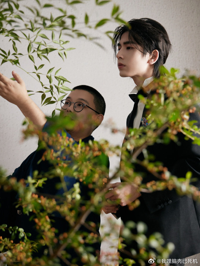 张凌赫插花师张凌赫见自己见天地 张凌赫插花师，张凌赫VOGUE盛典造型出图见自己