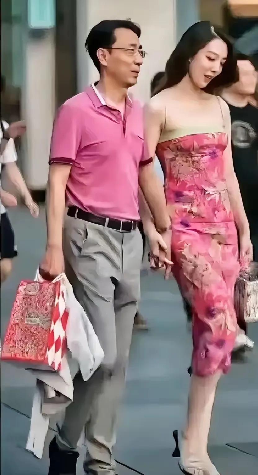 大家还记得这张照片吗？成都太古里牵手门事件距离现在已经三年时间了，现在男女主角怎