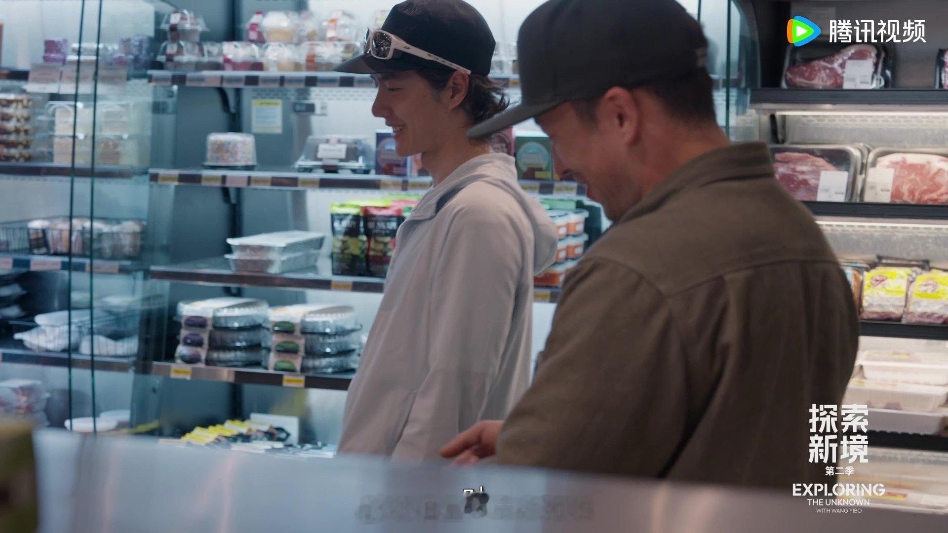 王一博买菜板起到装饰的作用探索新境 论如何把菜板买出艺术收藏感？看王一博示范！节