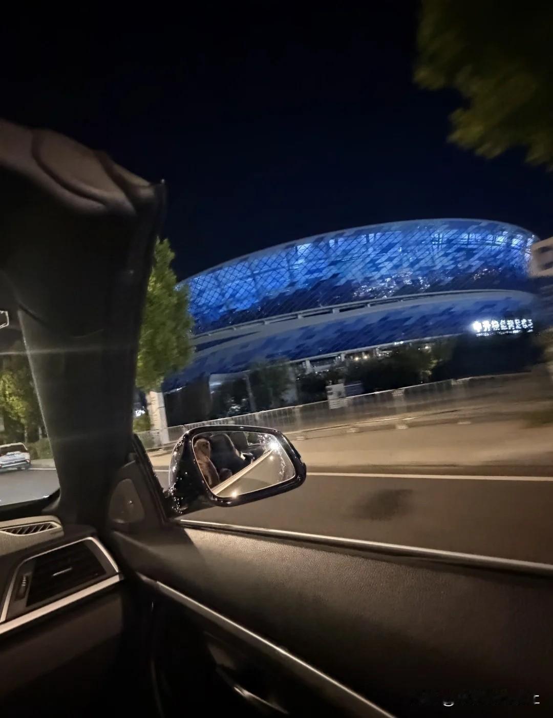 夜晚看梭鱼湾足球场
上海申花 车里车外世界杯 看球 美丽的城市夜景 中超联赛 城