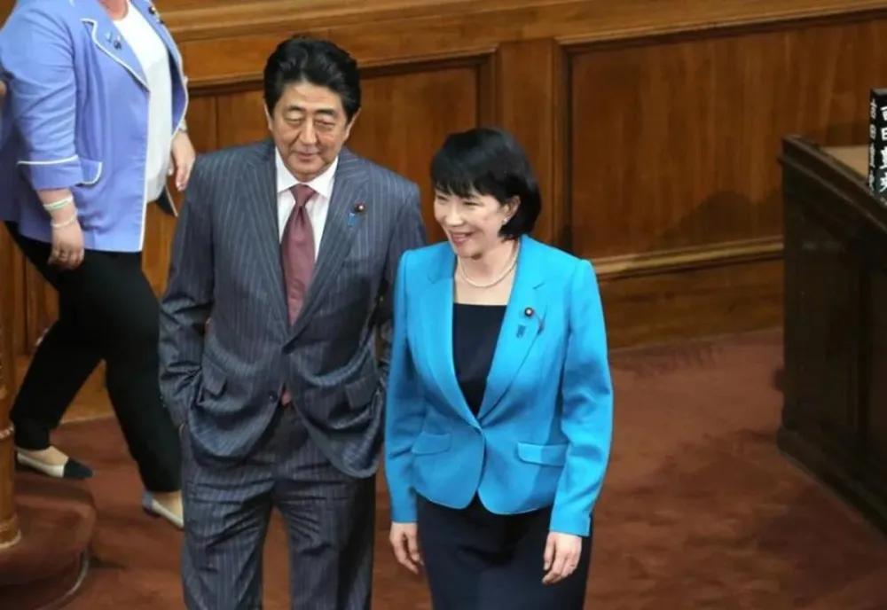 【高市早苗或步安倍晋三后尘】

近日，日本首相高市早苗就台海问题发表恶劣言论，遭