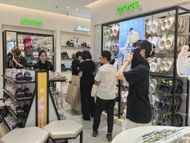 “芭蕾风”吹进洞洞鞋 卡骆驰新品热销 