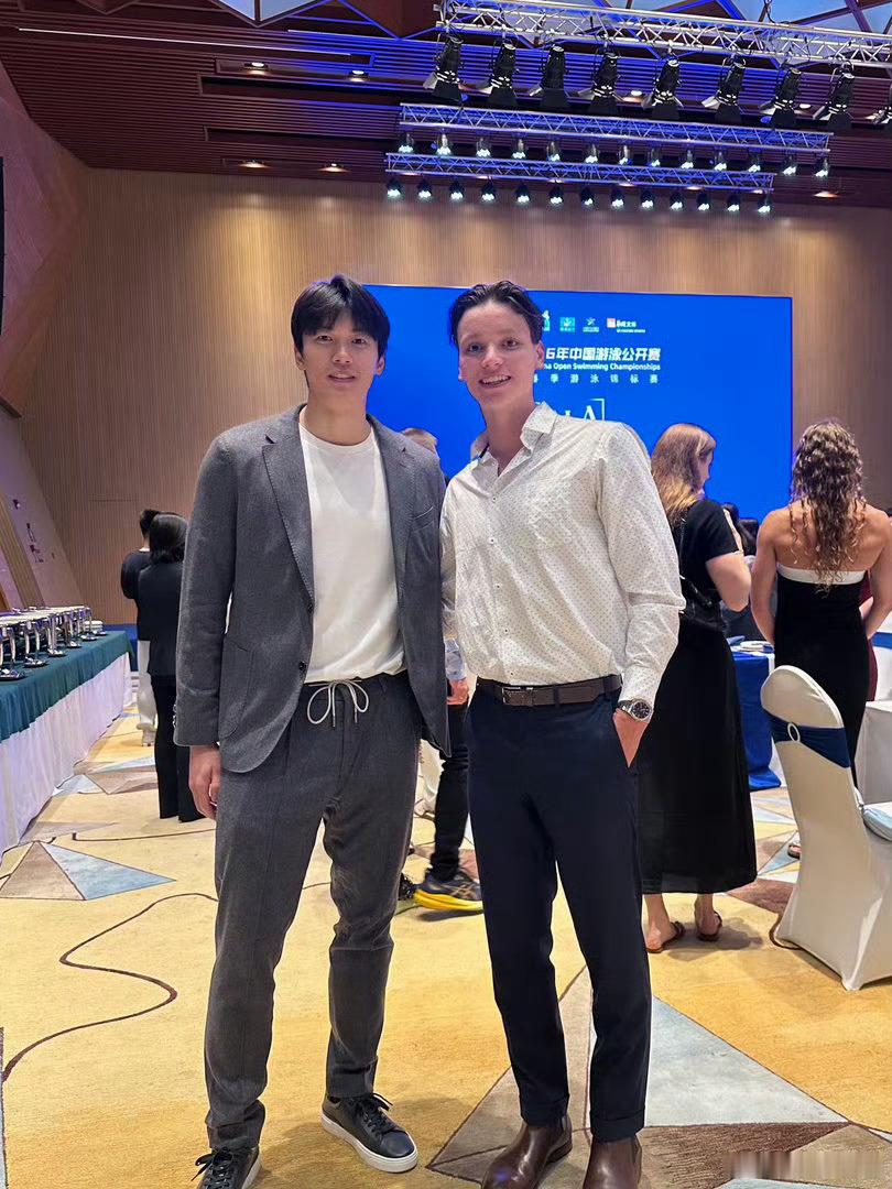 参加晚宴的顺顺乐乐盼望好运