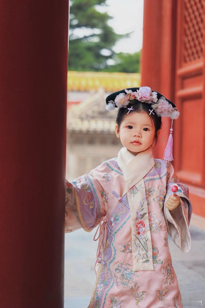 符龙飞小女儿两岁生日照符龙飞晒照为小女儿庆生符龙飞小女儿两岁啦，生日照里古装造型