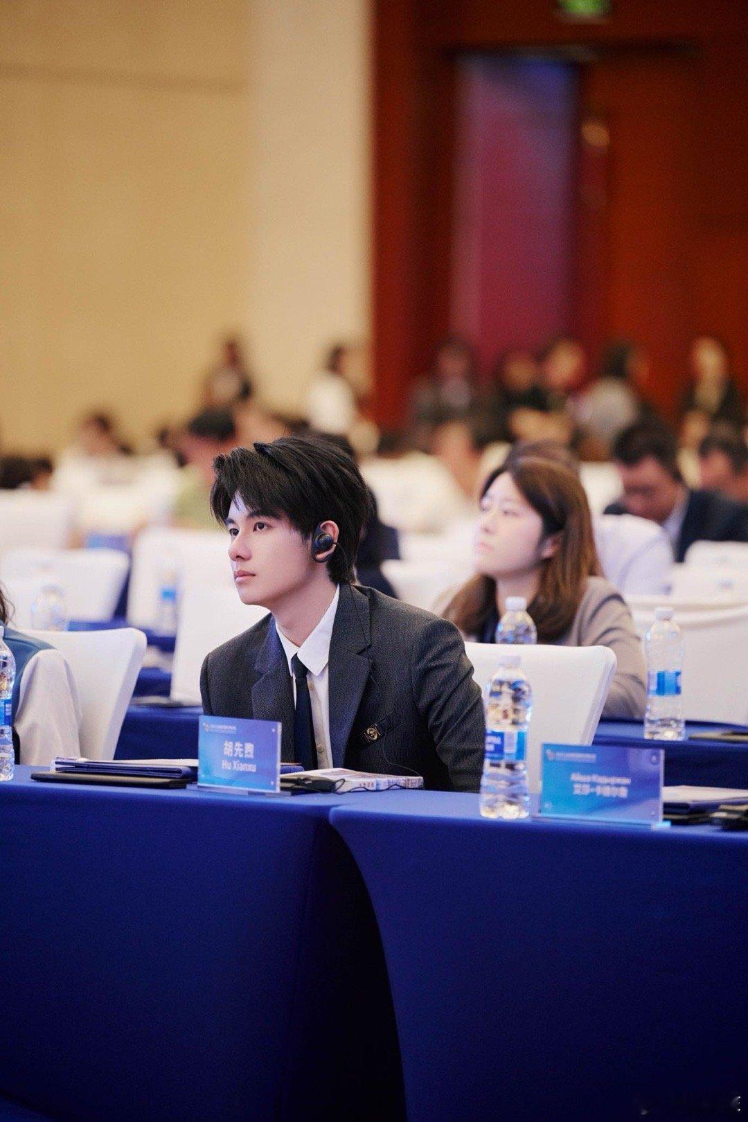 胡先煦再次代表年轻人与世界对话 2025上合组织文明对话论坛现场，胡先煦正装黑发