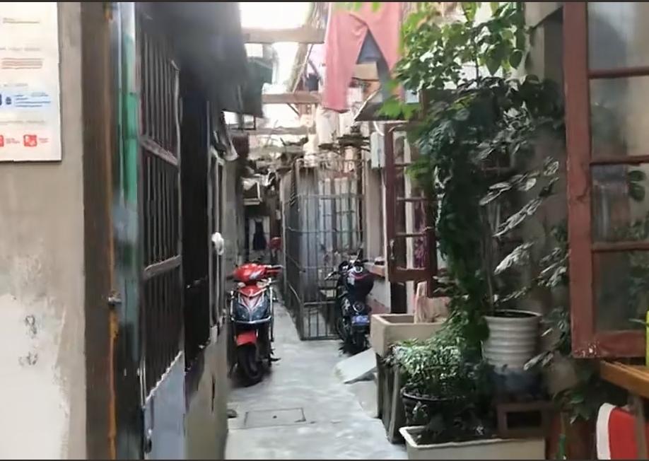 过去上海流传着这么一句话:宁愿浦西一间房，不要浦东一套房。
       看看这