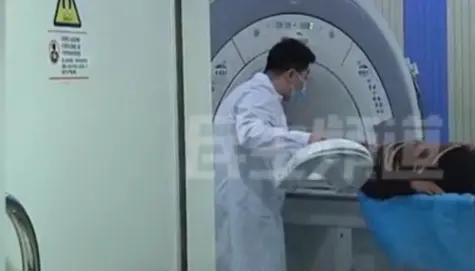 患者在医院做核磁共振检查时，竟被医护人员遗忘在仪器上数小时，多次呼救无人回应，直