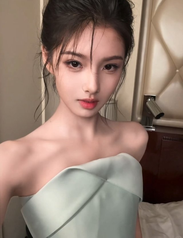 艾米萌妹砸依旧直勾勾盯着我啊啊啊这个肩颈线条好流畅好完美！！女神依旧美腻…៸៸᳐