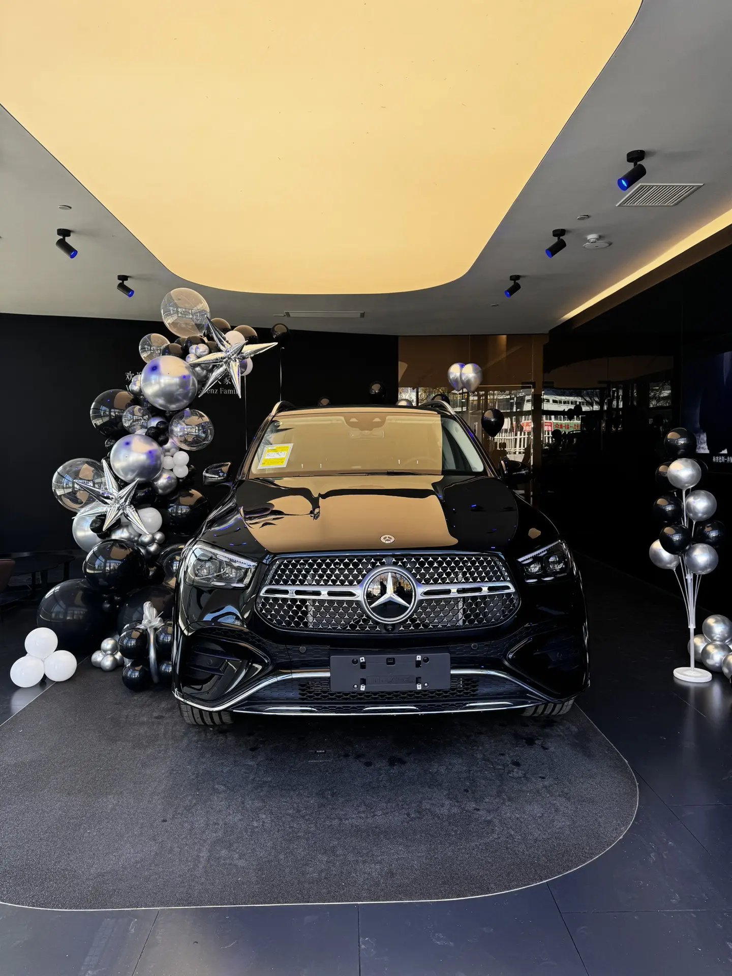 花自向阳开，人终往前走，不要站在雾里，不要执着没有意义的人和事，赚钱就...