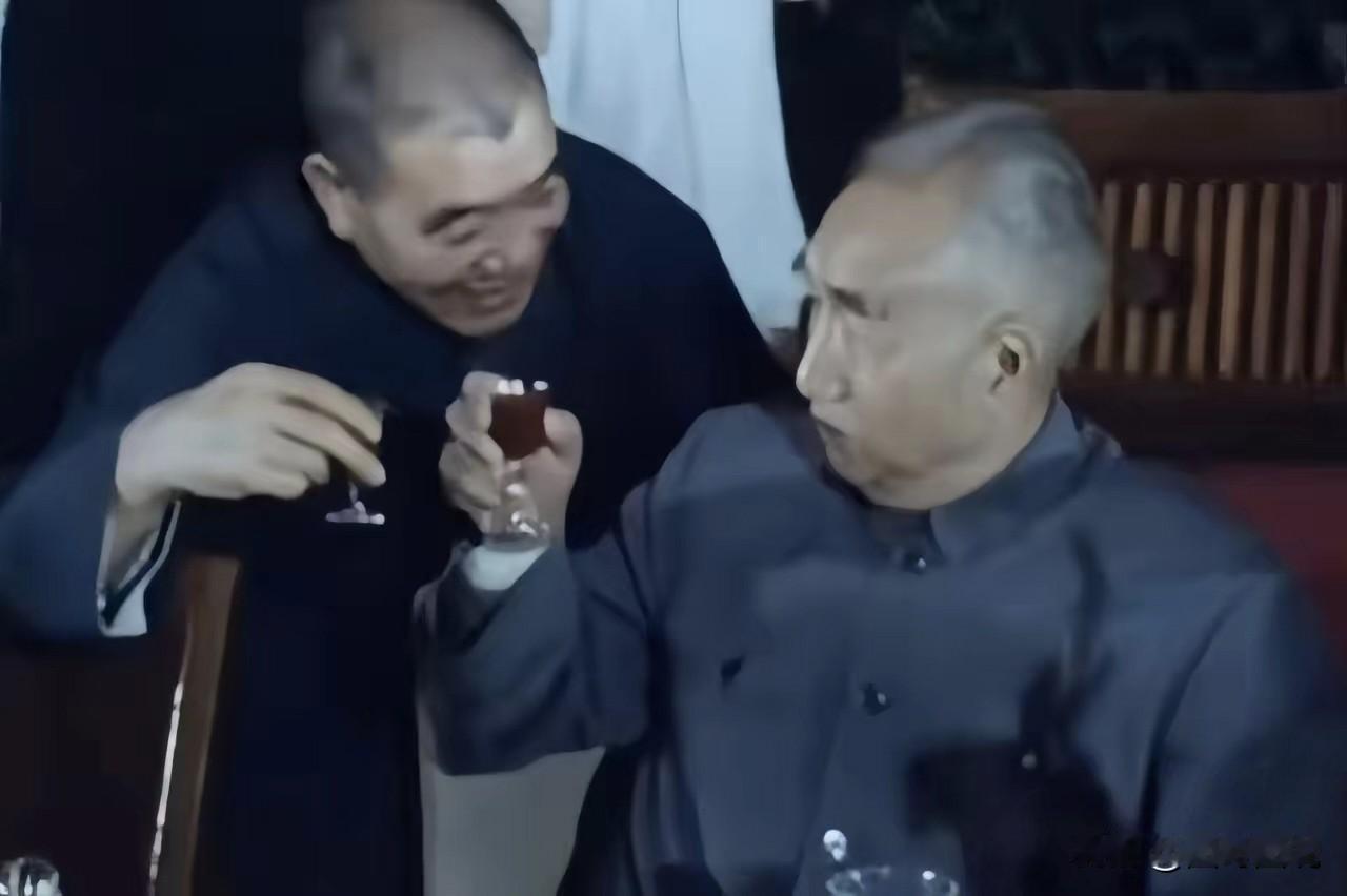 摄影师抓拍的珍贵场景，农民总理陈永贵向徐帅敬酒的瞬间，可以看的出来，陈永贵对徐帅