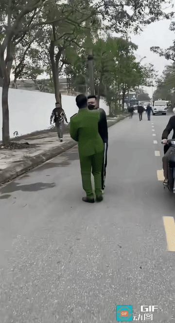 主题，“越南人民站起来了”！离美国式“民主”又迈进了一大步。

越南网友发布在网