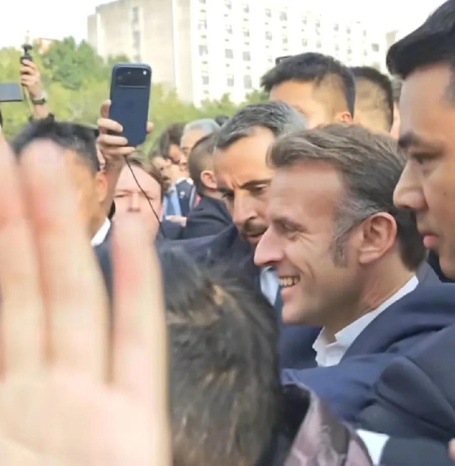 马克龙没想到
他去川大这么受欢迎
恐怕他在法国
也没见过这种场景
心里肯定乐开花