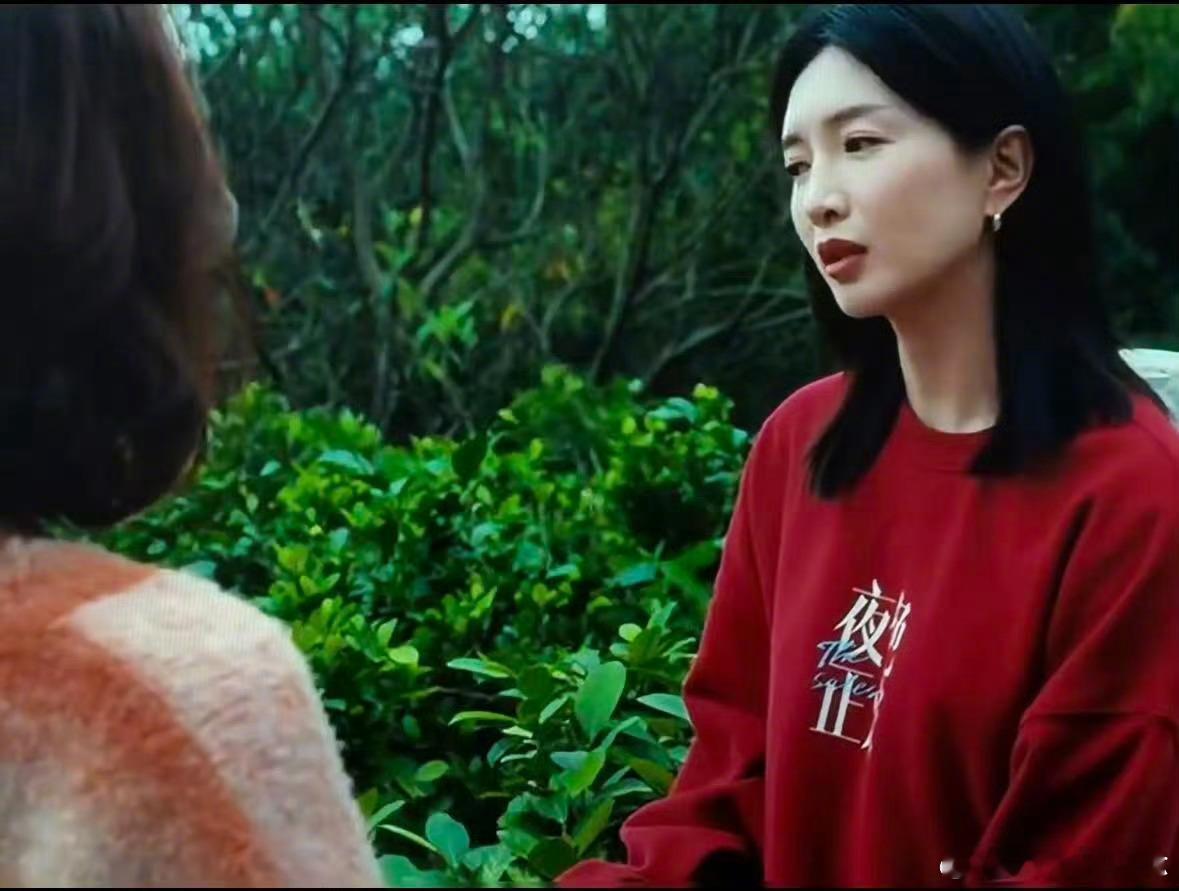 江疏影怎么把剧名穿身上了服装老师是懂宣传的！江疏影在剧情关键节点穿夜色正浓卫衣，