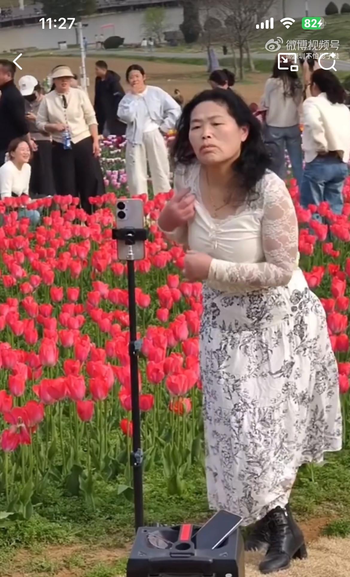 这就是榜一大哥心心念的小仙女，飞机游艇嘉年华不带停的。小仙女在镜头前搔首弄姿，眼