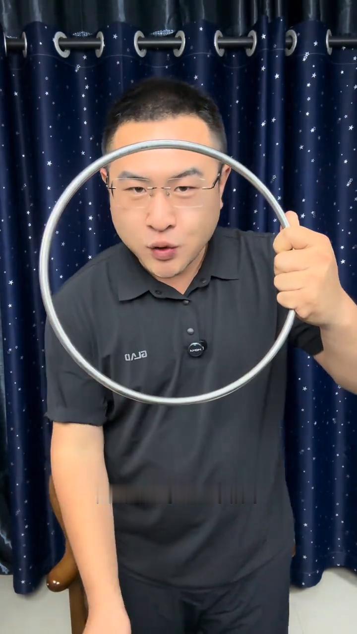 铁环穿越。
大家好，这里有两个铁环，没有任何的缺口。接下来把铁环握在手中，就在这