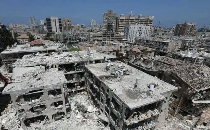 特拉维夫，原本繁华的城市，如今遍布断壁残垣。伊朗多波次中程弹道导弹打击，让街头像