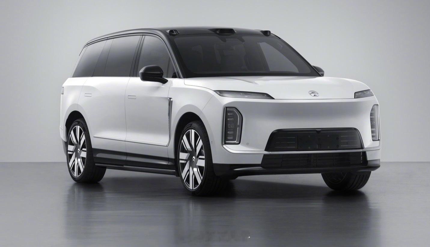 该车尺寸为 5365×2029×1870mm、轴距 3250mm，最高车速 22