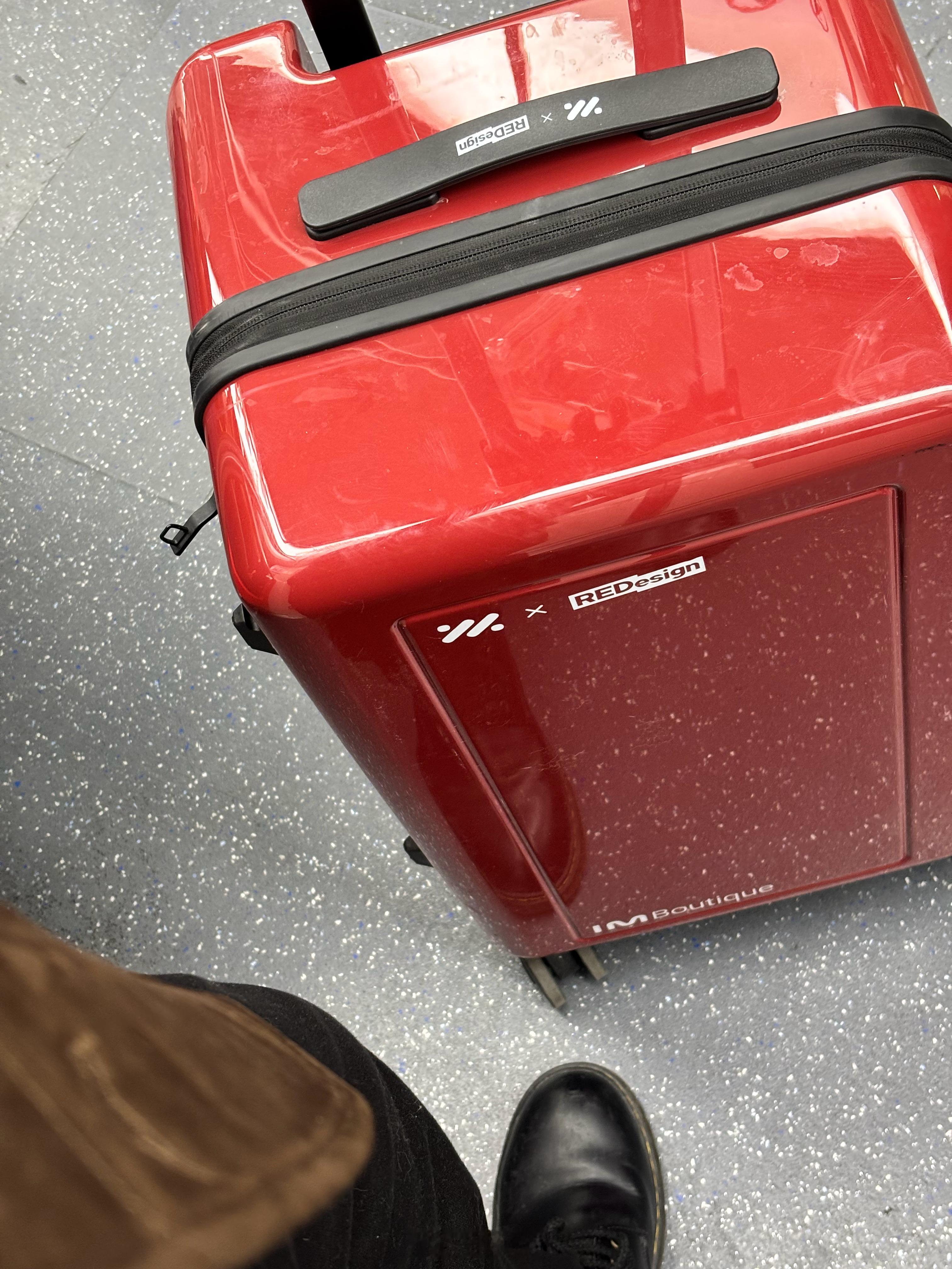 坦白说，至今不知道这个智己的箱子是几寸的（风尘仆仆确实脏，我知道） 