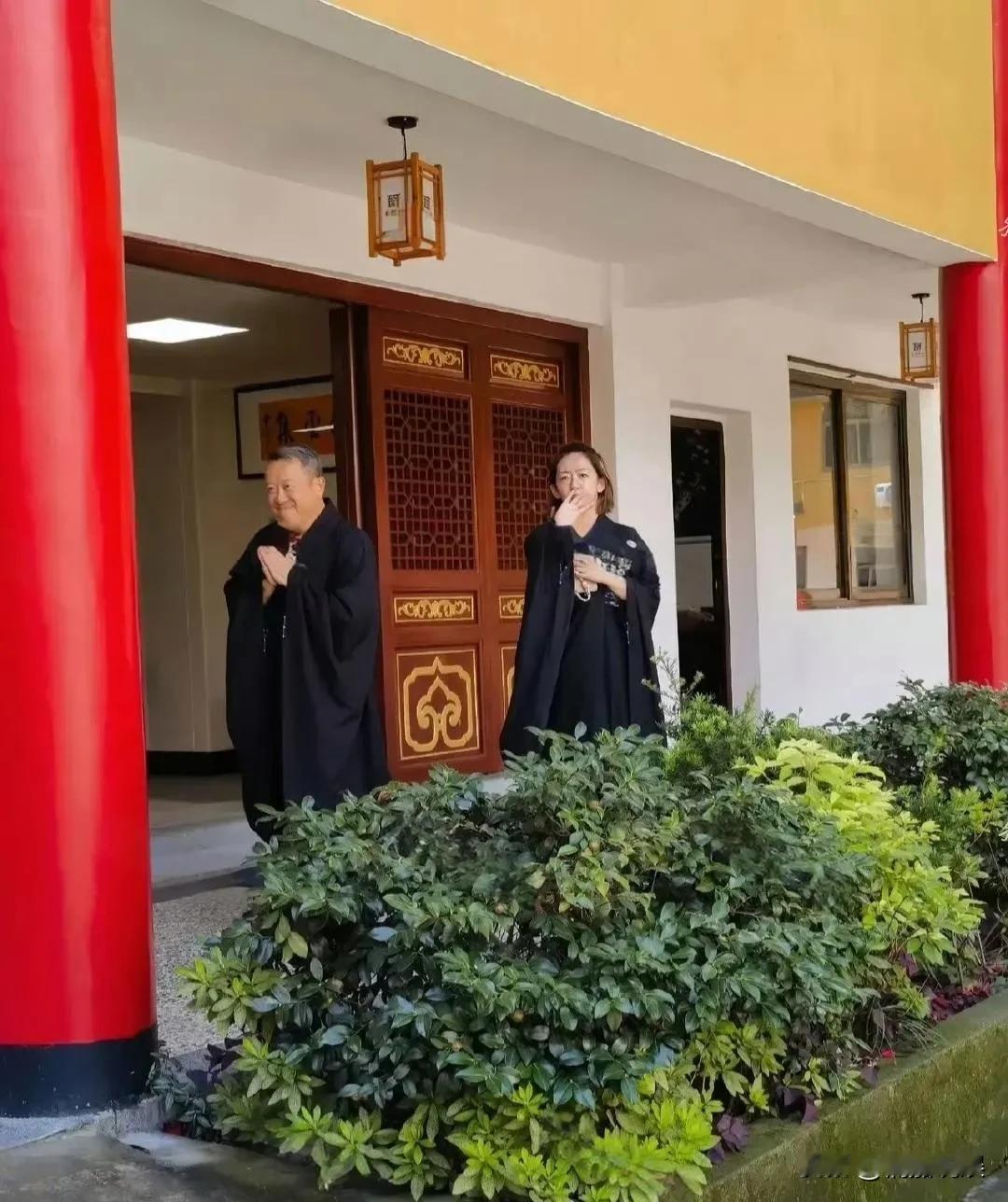 曾志伟这还真是一心向佛啊！
有网友拍到曾志伟带着一妙龄少女去到佛寺做义工，穿着一
