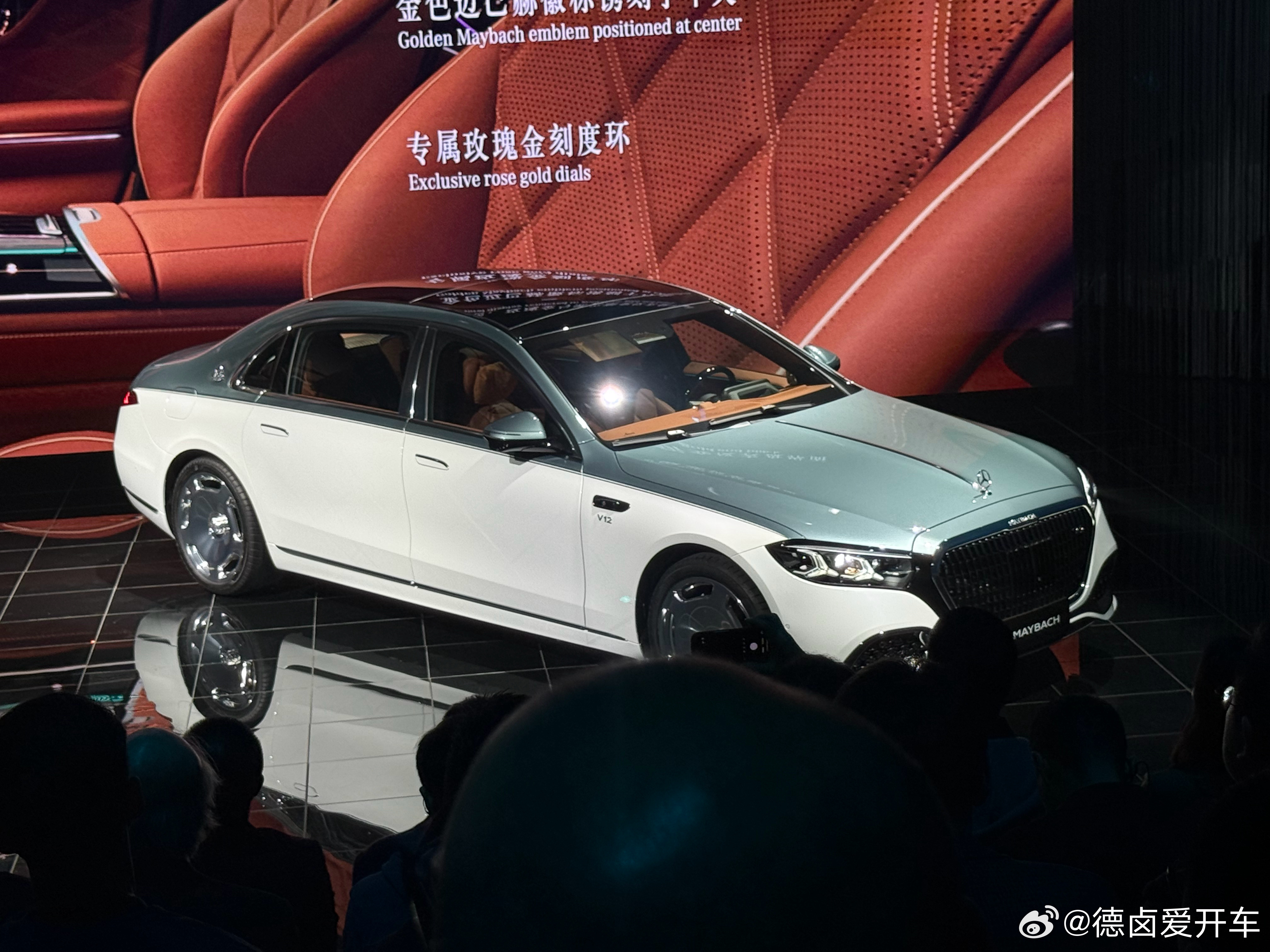 奔驰迈巴赫全球首秀了。新车型有几个更新细节：1、这套 V12 发动机又强了，有一