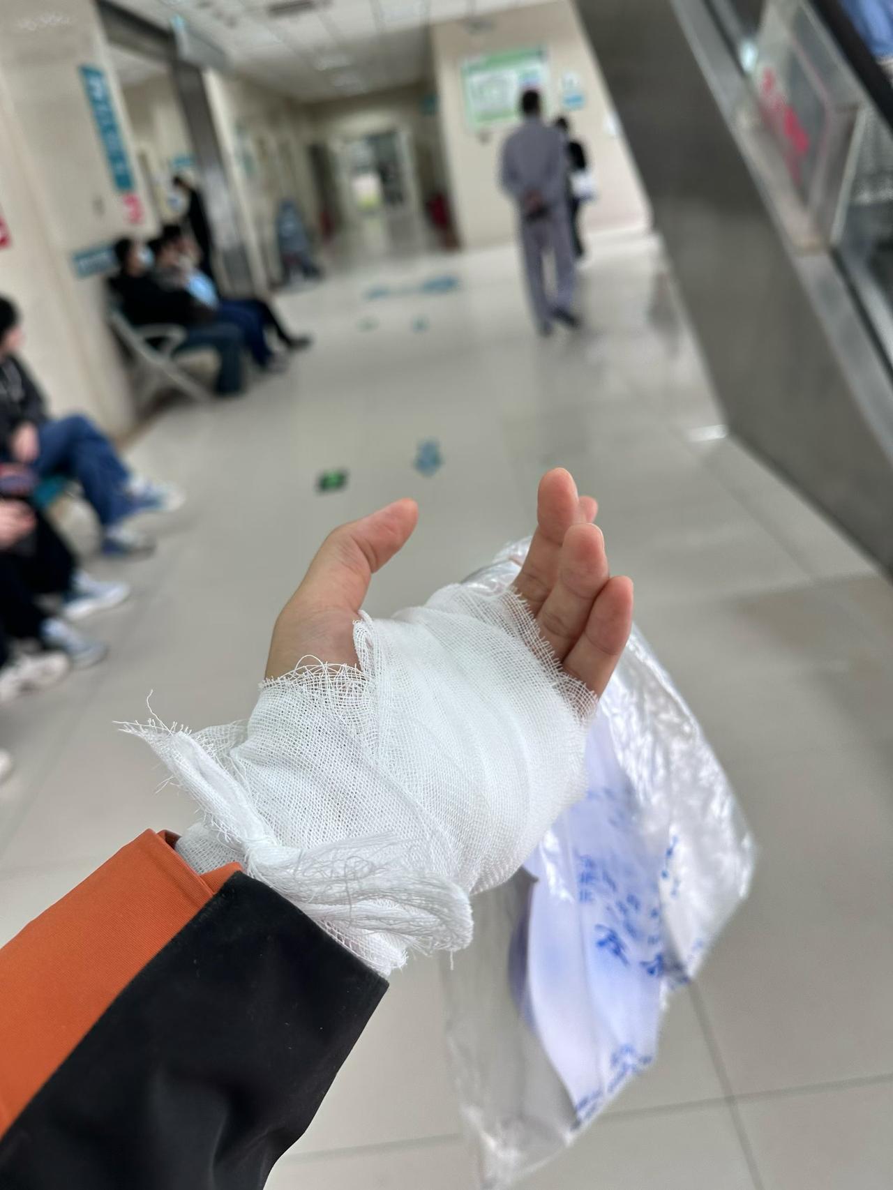 “你到底能不能有点用？连个路都找不明白！”景区里的吼声一出来，周围游客全停下了脚