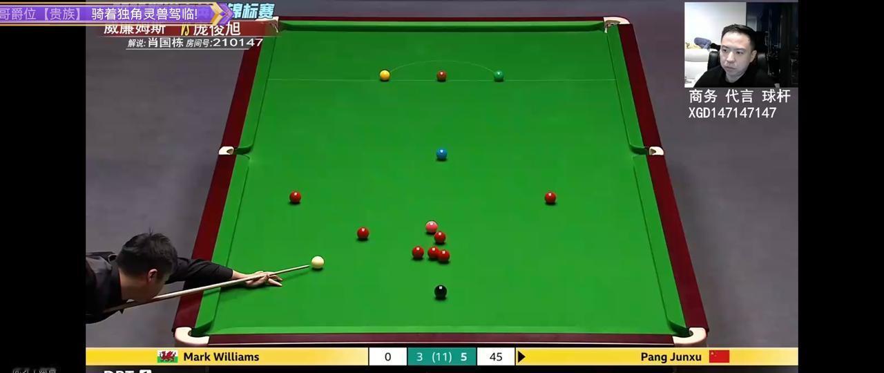 说句扎心的话，
台球桌上最响的掌声，
往往不是给那个打最准的人。
而是给那个，