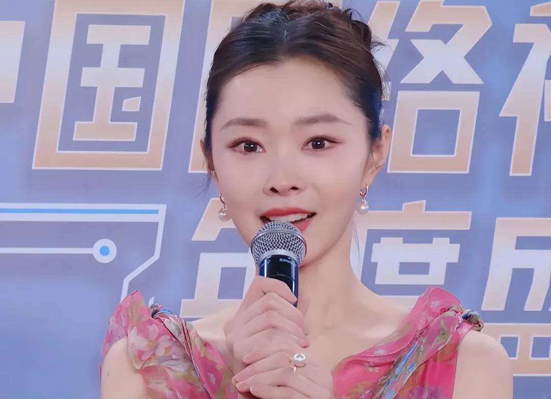 宋轶脸部状态没得挑，就是这身礼服太像四件套做的，从花纹到颜色都显廉价。