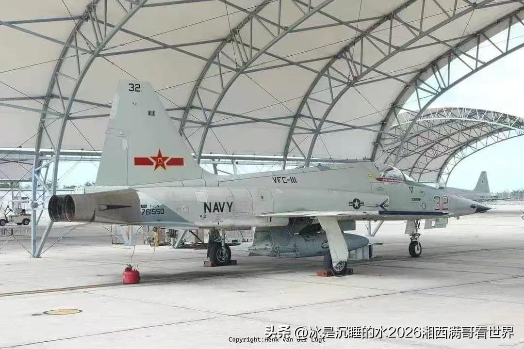 这架涂有八一标志的轻型战斗机看起来很面熟啊，莫非是传说中的米格-28或者就是歼-