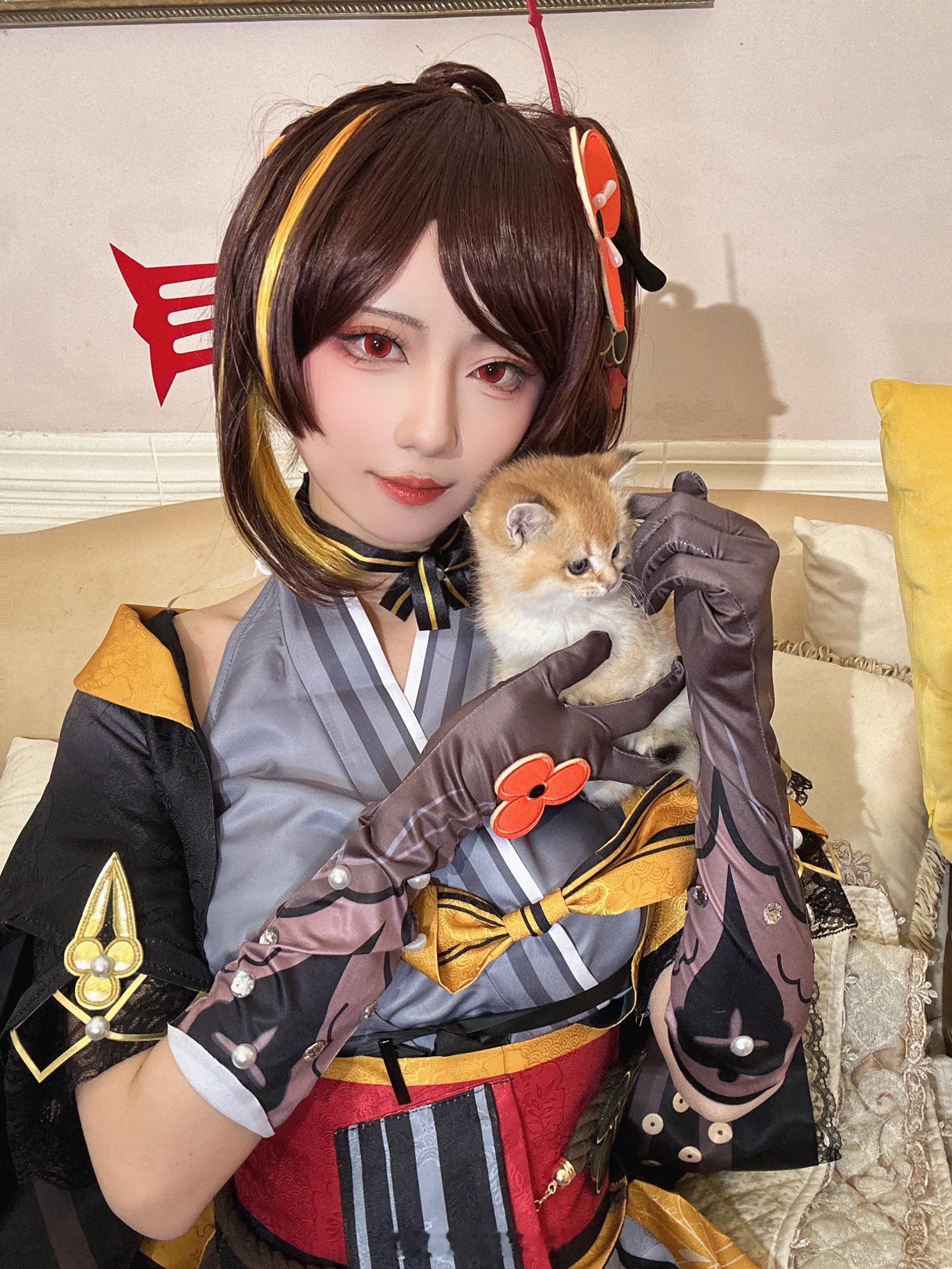 #原神[超话]##原神千织##cos# 千织和她的小猫咪🐱 ​​​
