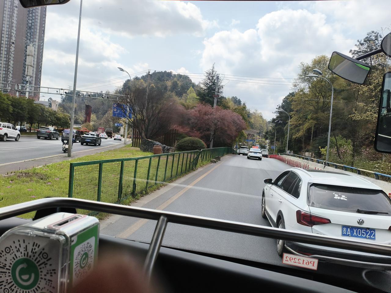 2026年4月14日A股预测：
今天低开微涨，明天中阳