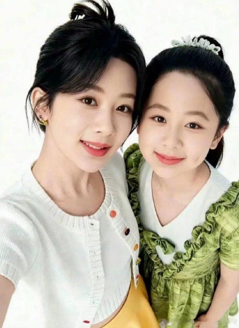 谁说我紫长大了不一样，来看看跟小时候一模一样的！对吧！小猴子杨紫！ 