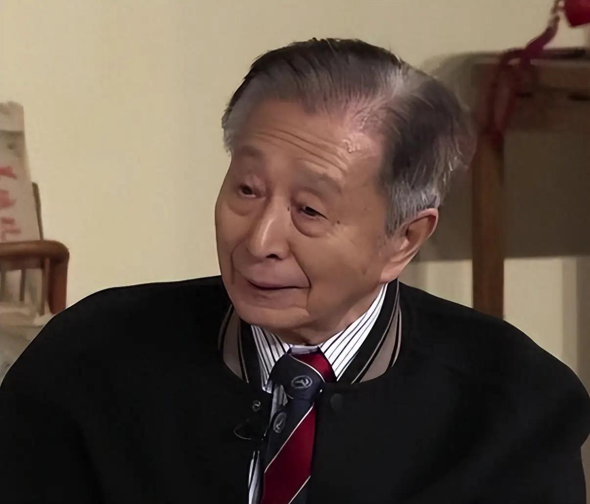 87岁的体育名嘴宋世雄，如今独自住在北京工体附近的养老社区，一双儿女定居海外，平